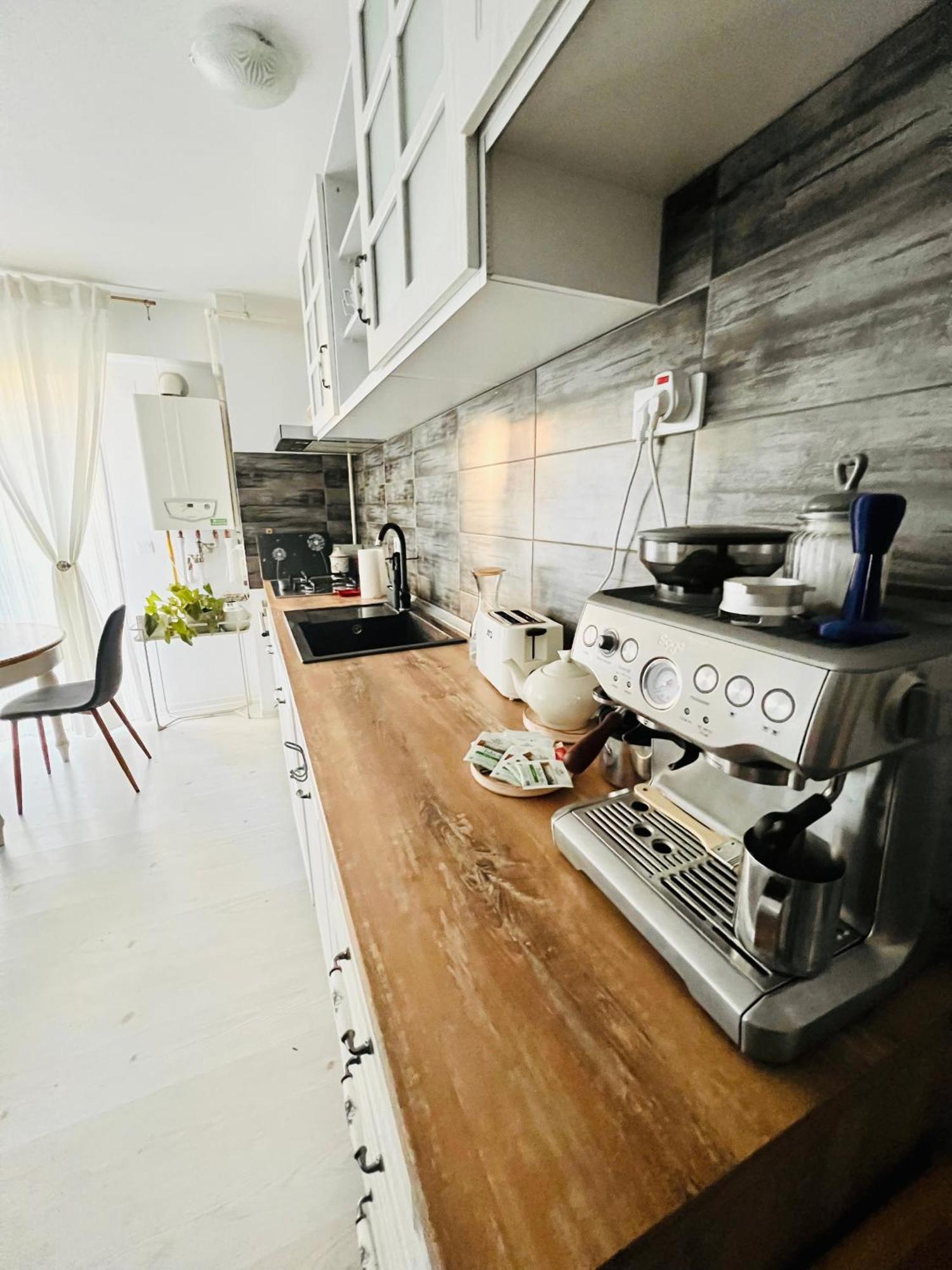 The Airport Loft Apartment โอโตเปนี ภายนอก รูปภาพ